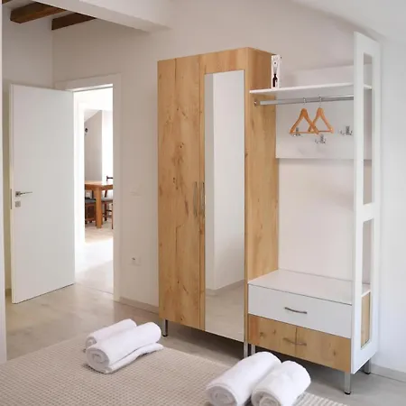 Old Olive بيت ضيافة تيرانا